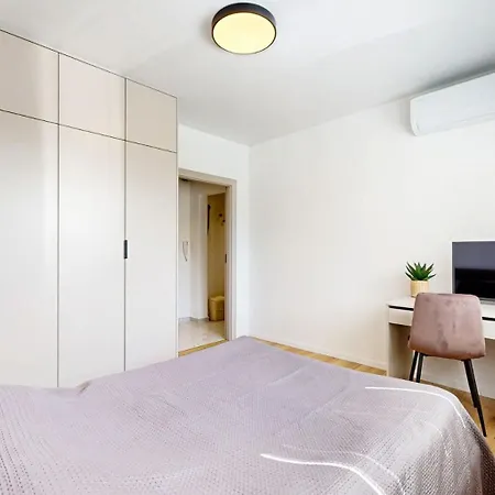 Flexihome Sk - Snp 7 - Four Apartment, Ac, Loggia